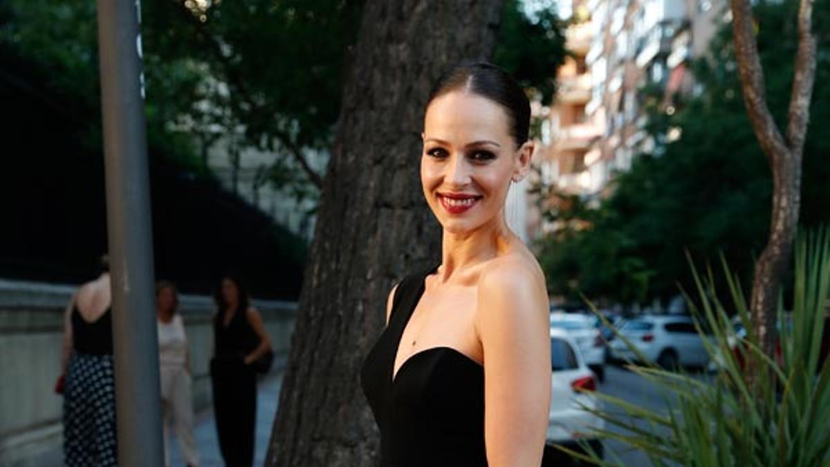 El look de Eva González con vestido negro asimétrico de Dolores Promesas Heaven