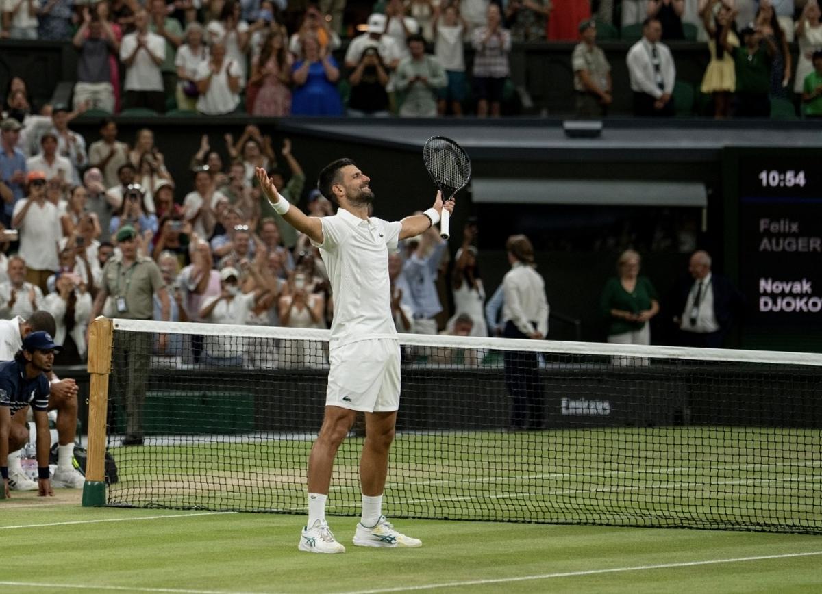 Djokovic celebra su pase a la semifinal de Wimbledon