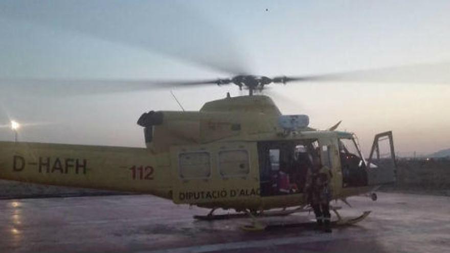 El helicóptero de los bomberos en el que fue trasladado el herido a su llegada al parque de San Vicente