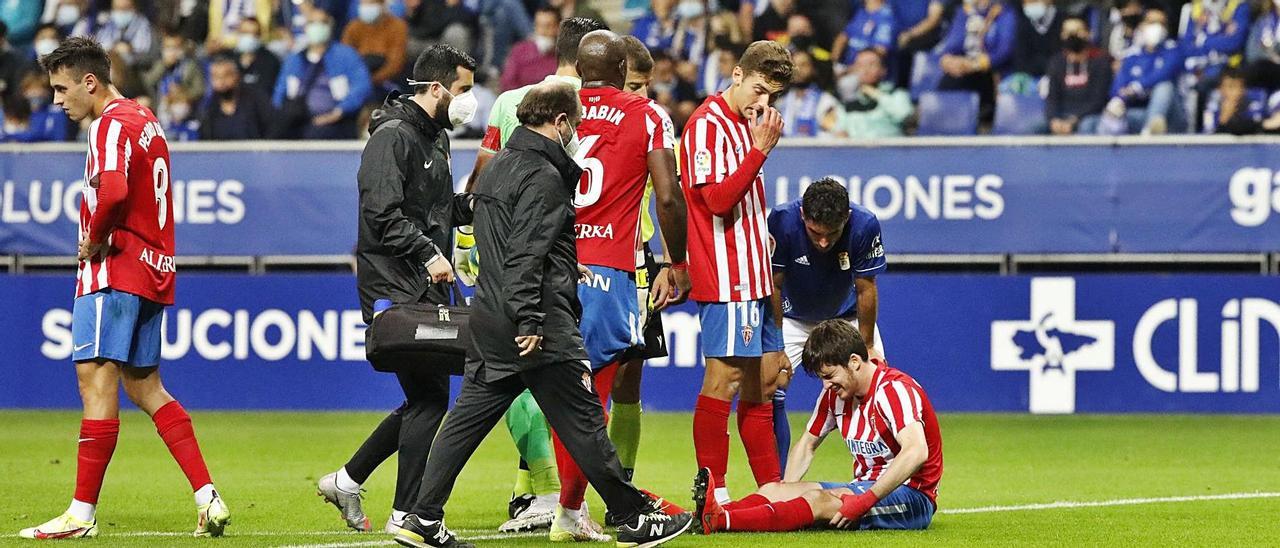 Guille Rosas se duele en el suelo tras sufrir la lesión en el Tartiere. | Ángel González / Irma Collín
