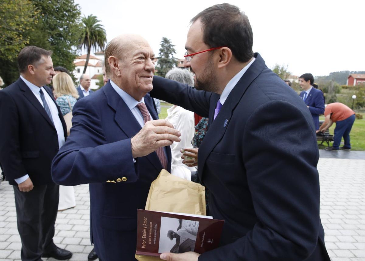 Barbón se abraza con el empresario asturmexicano Antonio Suárez, que ofrecerá el martes una recepción a la delegación asturiana. | ÁNGEL GONZÁLEZ