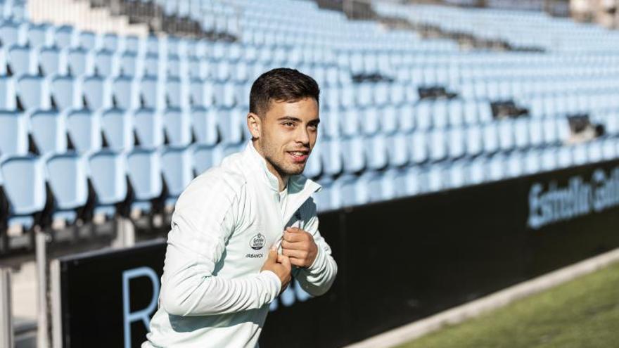 Fran Beltrán salta al césped de de Balaídos durante el entrenamiento verspertino celebrado por el Celta el pasado viernes en el estadio vigués.  // RC CELTA