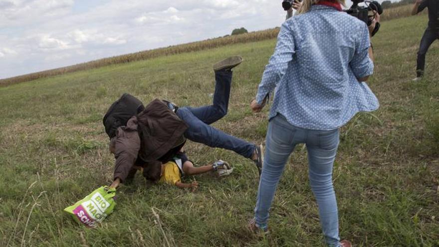 Una reportera húngara agrede a un refugiado