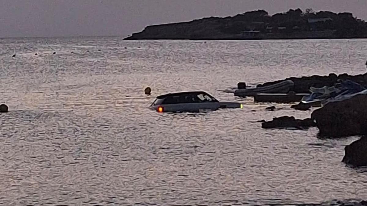 Imagen del coche en el agua.