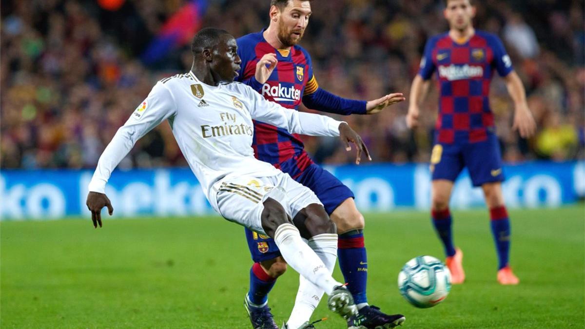 Ferland Mendy y Leo Messi durante el clásico de la Liga 2019/20 Barça-Real Madrid disputado en el Camp Nou