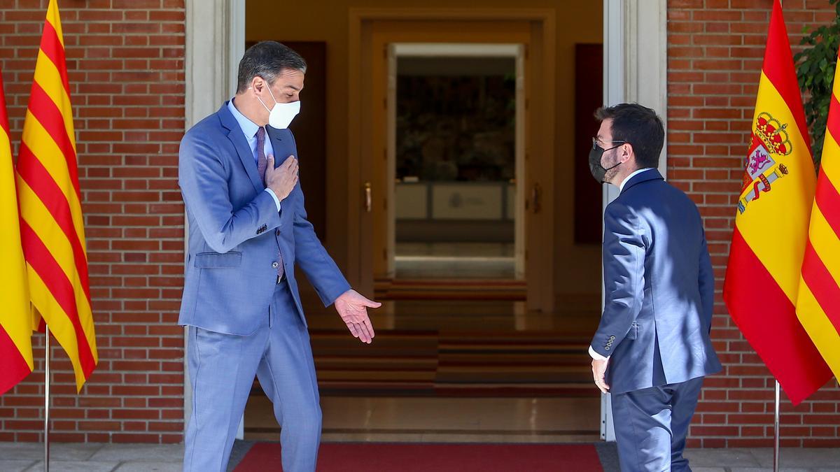 El presidente del Gobierno, Pedro Sánchez, recibe en la Moncloa al 'president' de la Generalitat, Pere Aragonès, el pasado 29 de junio de 2021.