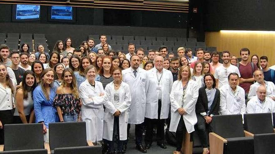 El gerente del Área Sanitaria de Vigo, Julio García Comesaña, con los 78 alumnos de Medicina que inician su formación en la ciudad olívica.