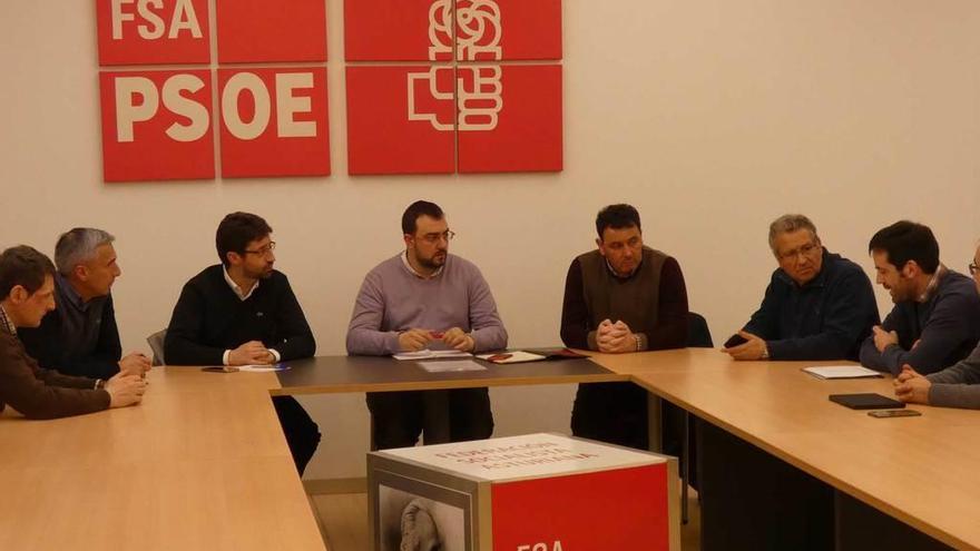 La reunión de los alcaldes socialistas, ayer, en la sede de la FSA.