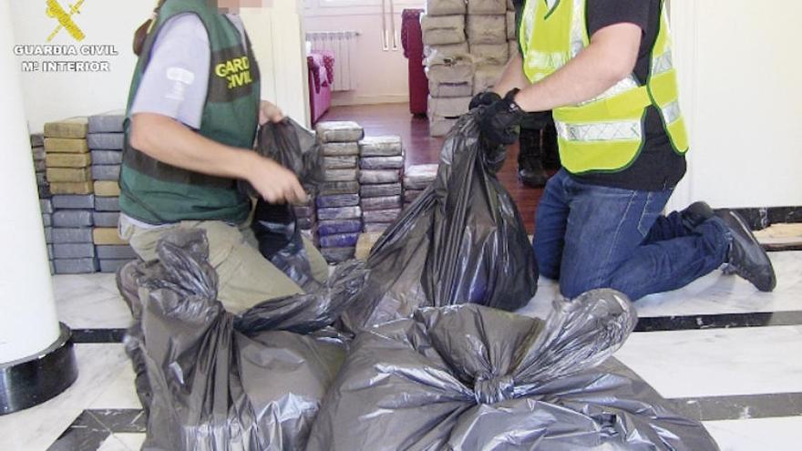 Cientos de fardos de droga fueron encontrados durante los resgitros en Vizcaya. // Guardia Civil