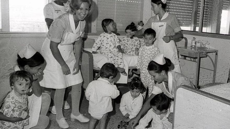 Niños en la «Maternal» en los primeros momentos del servicio en 1972. | PERFECTO ARJONES