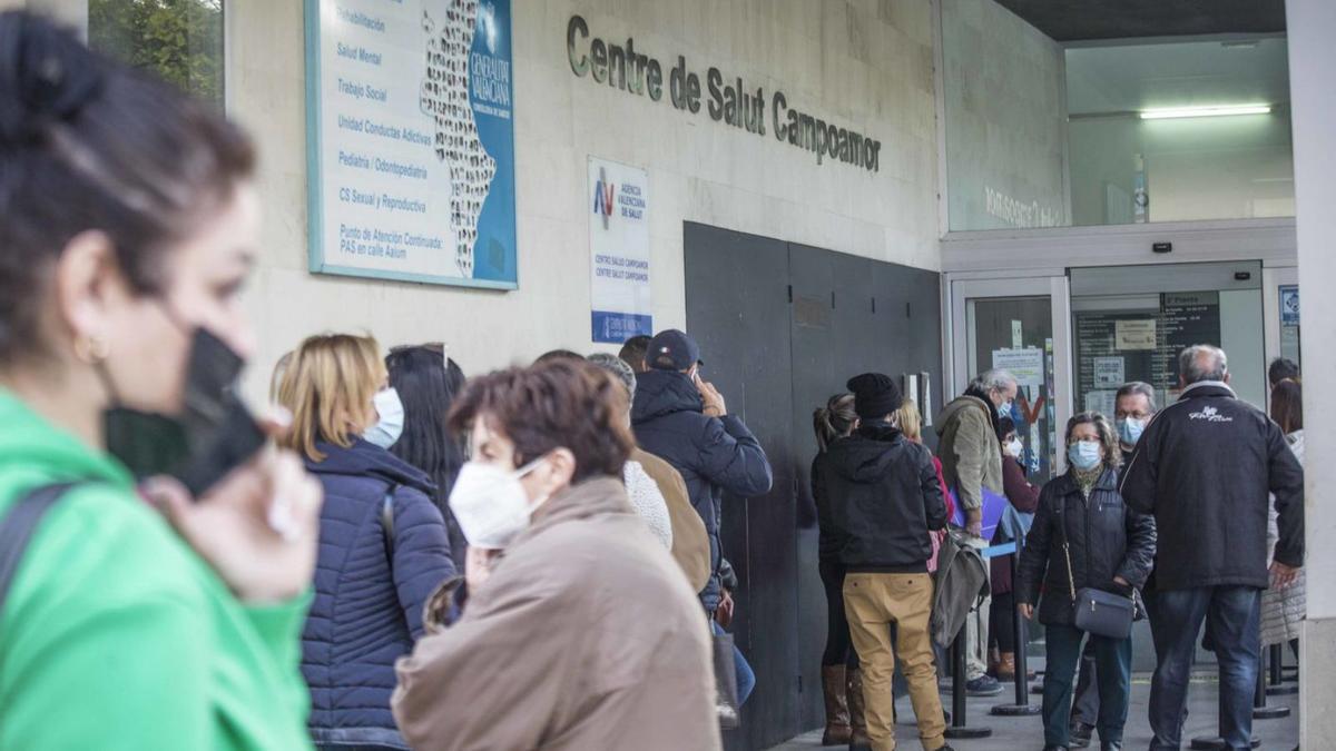 Colas esta semana a las puertas de un centro de salud de Alicante. | PILAR CORTÉS