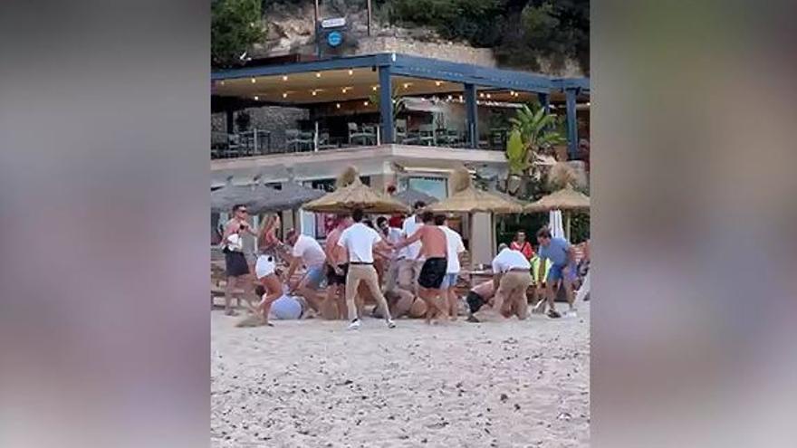Un grupo de turistas británicos provoca una pelea multitudinaria en una playa