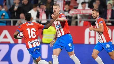 Artem Dovbyk y Savinho, celebrando un gol