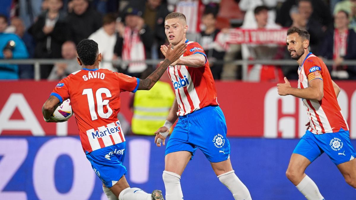 Artem Dovbyk y Savinho, celebrando un gol