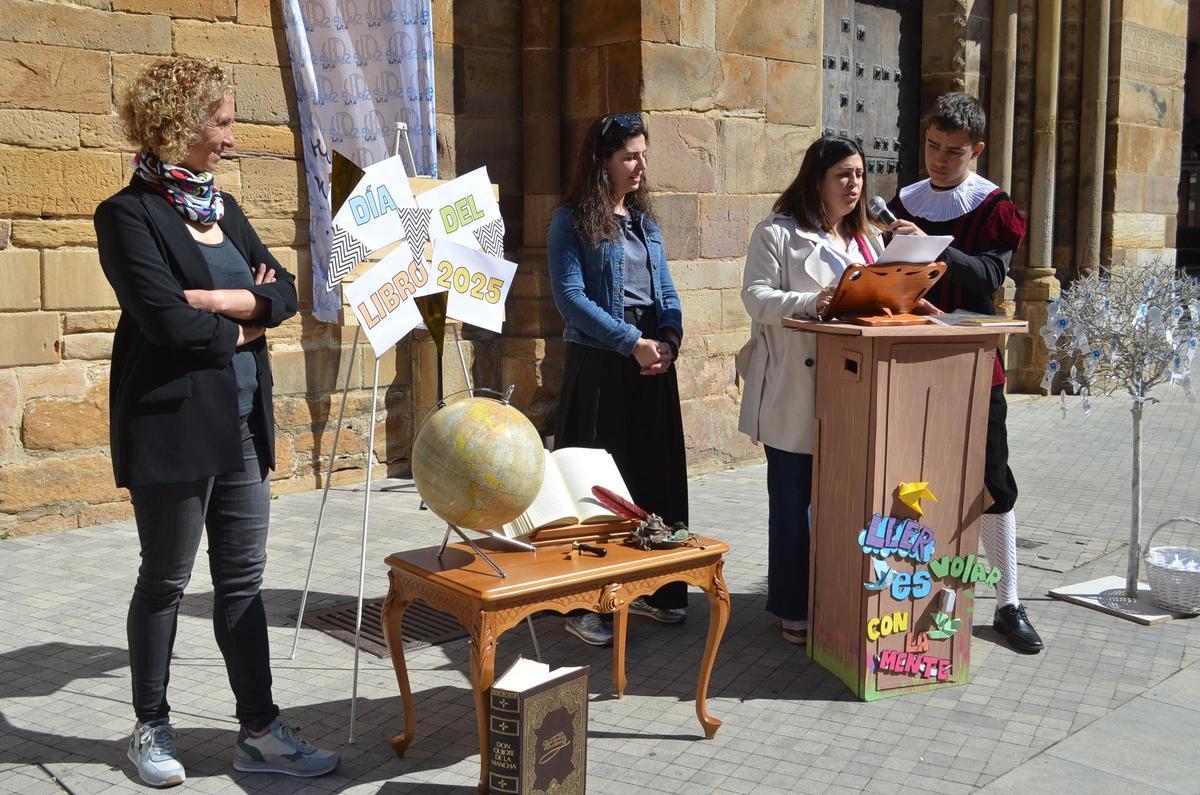 La alcaldesa, Beatriz Asensio, fue la encargada de abrir la lectura del Quijote.