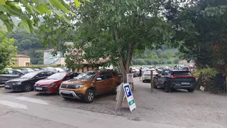 Cangas de Onís está de moda: miles de turistas visitan la capital del concejo (pero faltan plazas de aparcamiento)