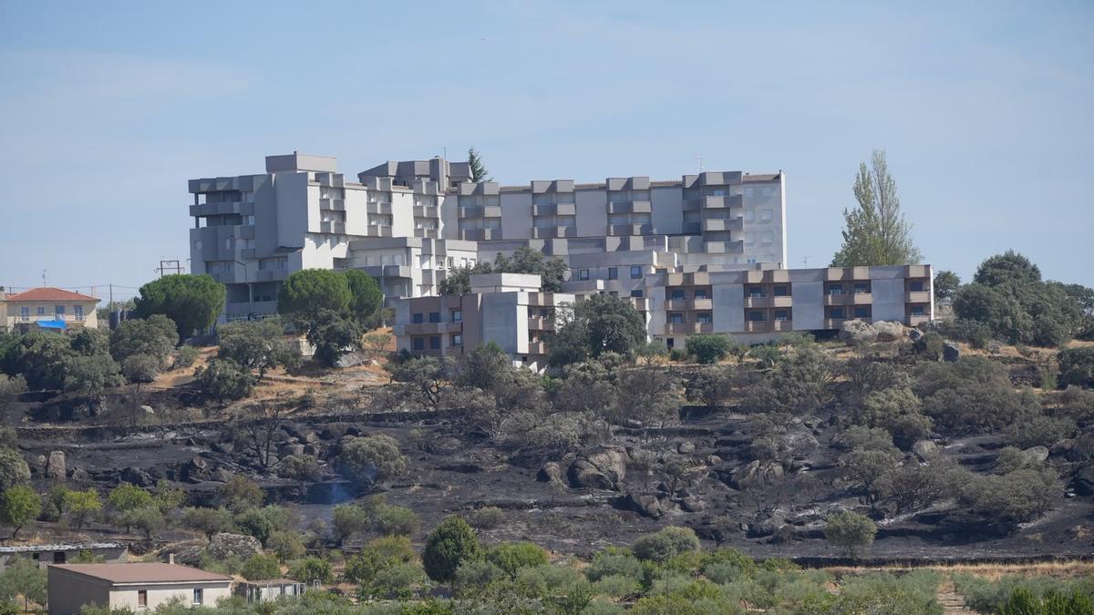 Fermoselle hoy con la residencia al fondo tras el paso del fuego