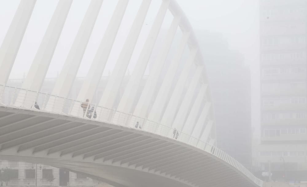 Una intensa niebla cubre Valencia