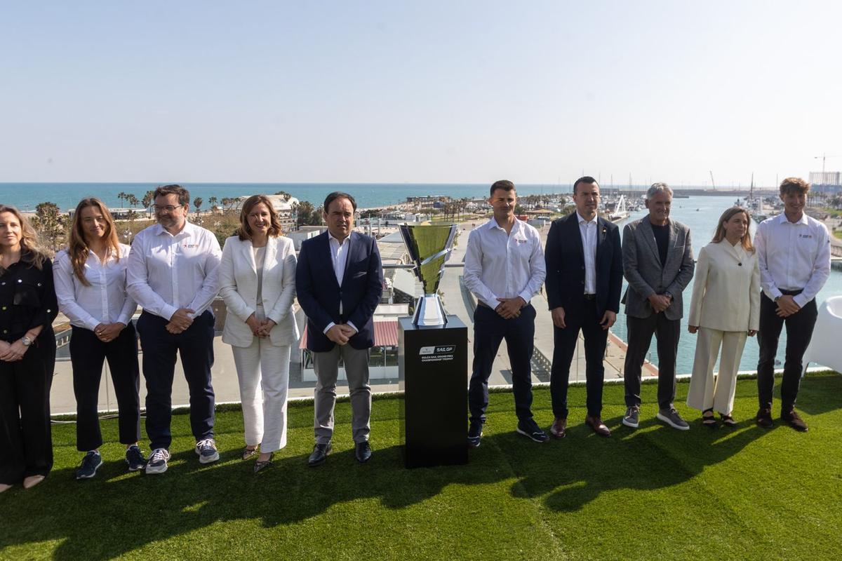 Foto de familia de representantes políticos y del equipo español