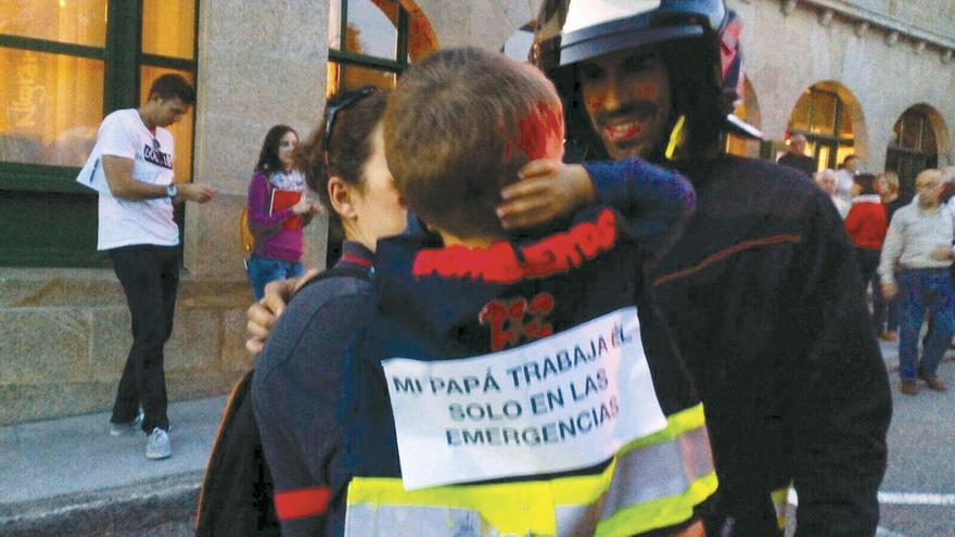 Un bombero y su hijo en la reciente protesta ante el Concello de Nigrán. // Montserrat Centelles