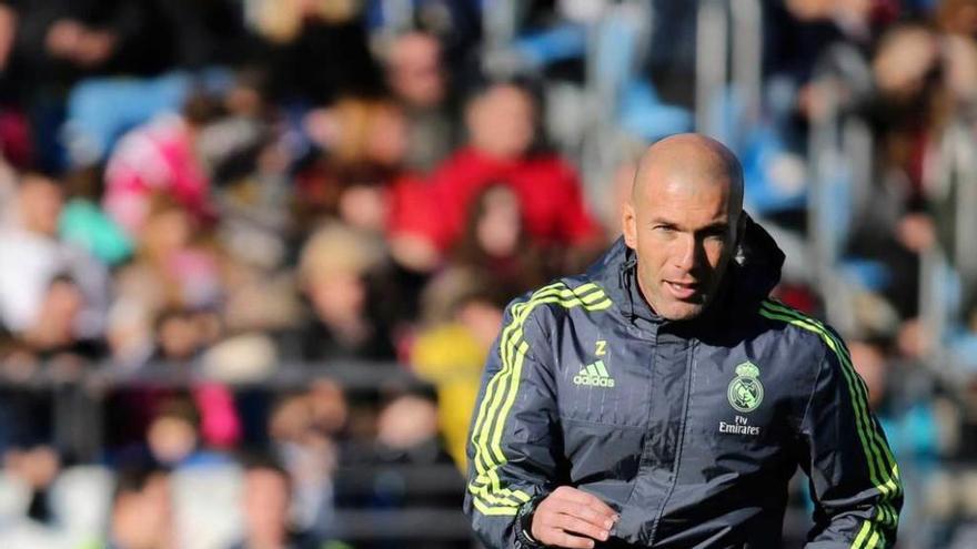 Zidane toca el balón en su primer entrenamiento en el Madrid.