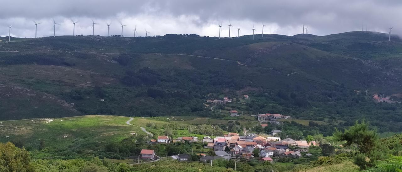 Un parque eólico en la Serra do Suído. / Antonio Pinacho