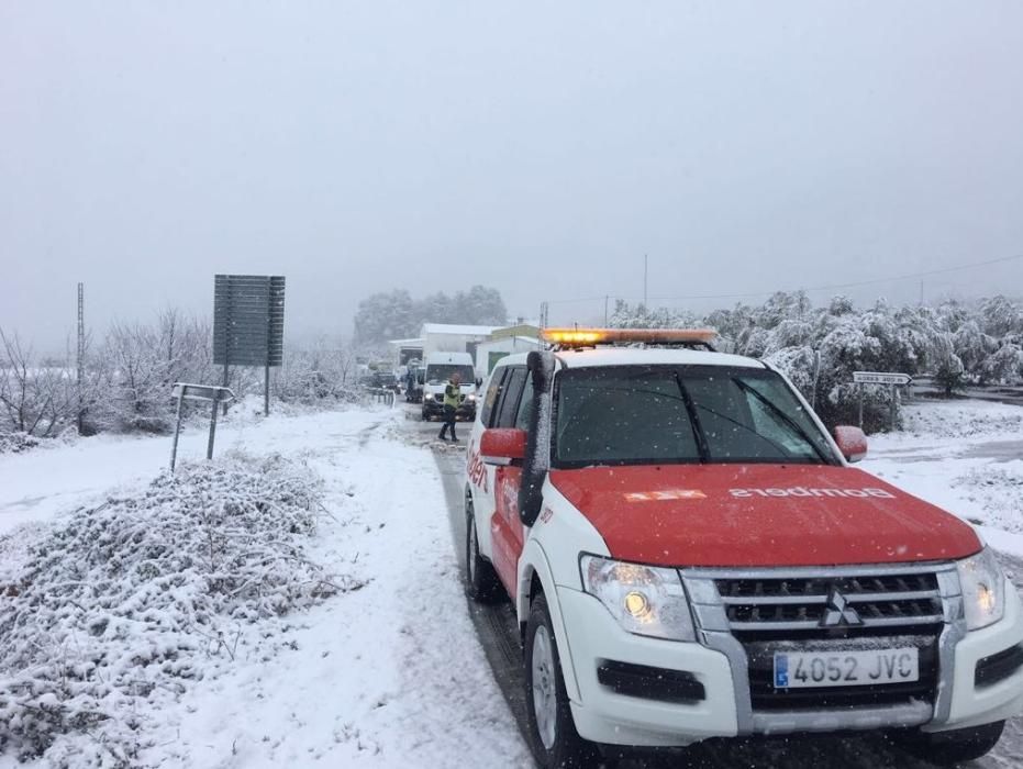 Carretera de Agres a Alfafara. Los bomberos del parque comarcal La Montaña rescatan 15 vehículos atrapados.