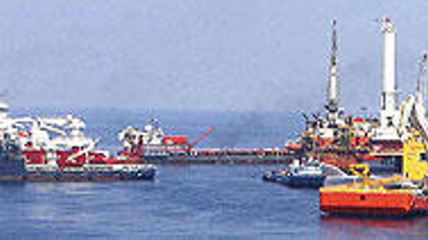 La petrolera BP sigue trabajando sobre el pozo afectado por la explosión para tratar de frenar el vertido de petróleo.