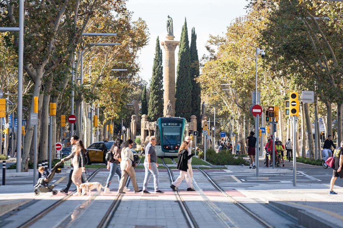 El tranvía se estrena entre Glòries y Verdaguer entre expectación vecinal y sin acto político