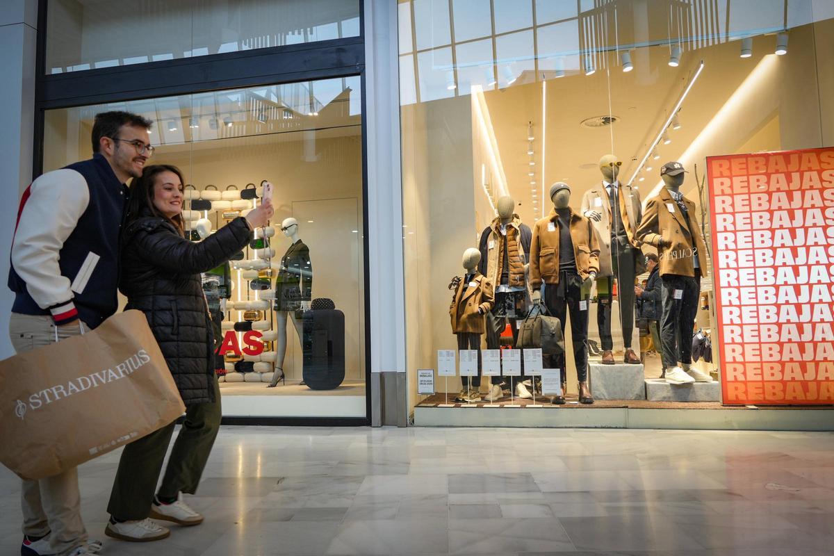 FOTOGALERÍA | Primer día de rebajas en Badajoz: colas, cambios y menos afluencia que otros años