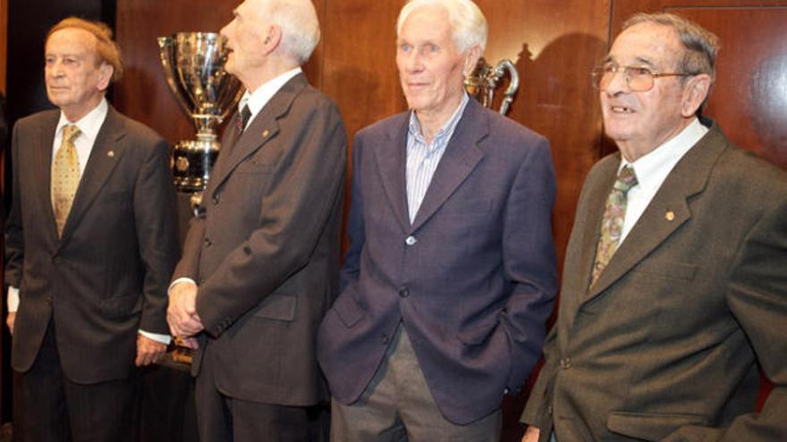 Vila,a la dreta, en un homenatge de l&#039;octubre passat al Barça de les Cinc Copes amb Basora i Ramallets.