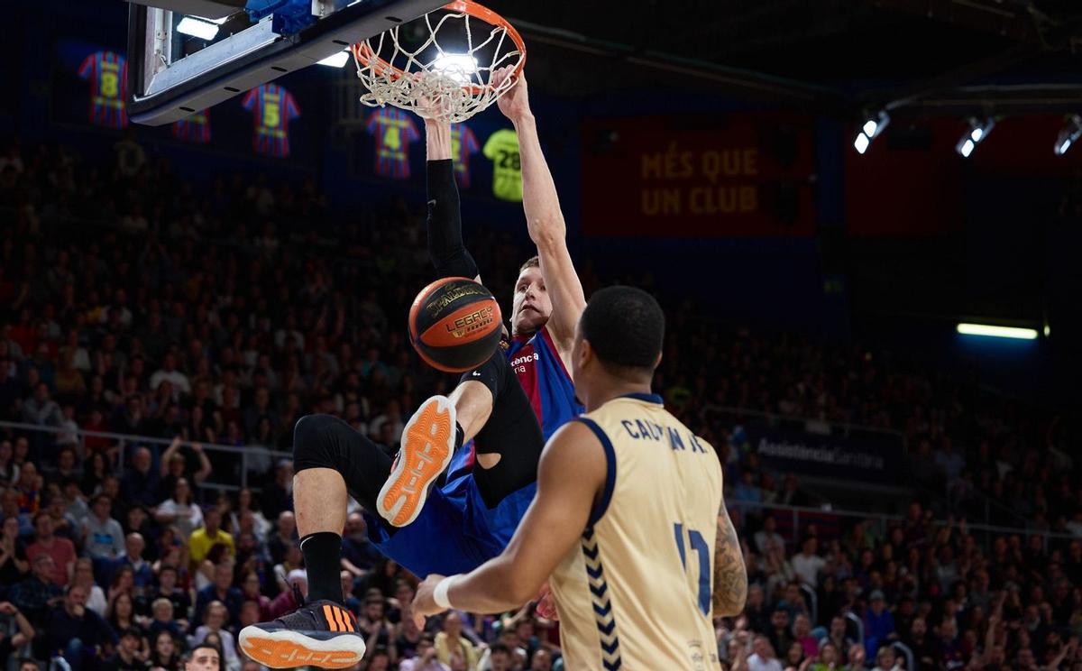 Vesely llevó en volandas al Barça para sumar una importante victoria ante el UCAM Murcia