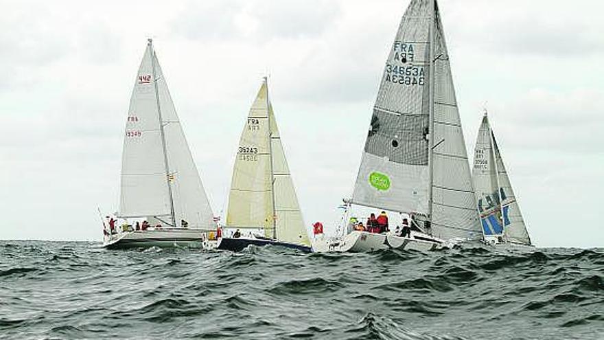 Varios de los barcos de La Barquera inician la segunda etapa.