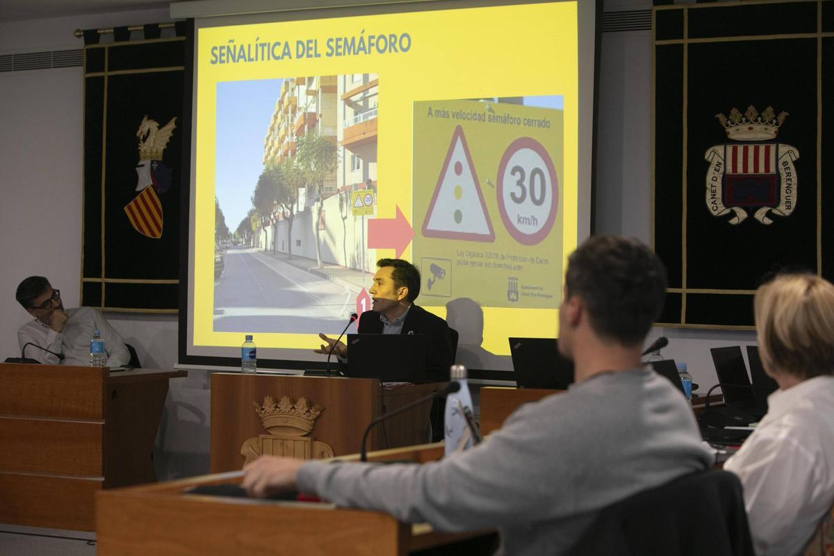 El alcalde, dando explicaciones en el pleno.