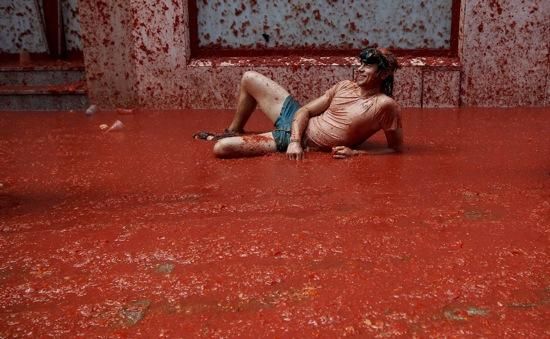 Impactants imatges de la Tomatina de Bunyol