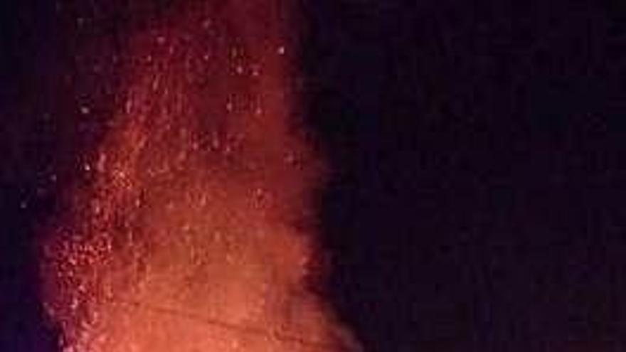 Un incendio calcina una vivienda en Mos y afecta a la cubierta de otra