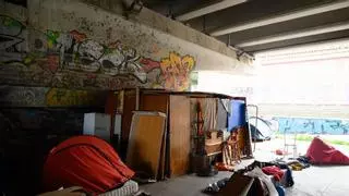 Sin techo viviendo a la orilla del río Ebro en Zaragoza: “¿Miedo a la crecida? ¿Adónde voy a ir?”