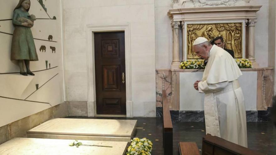 El papa Francisco visita las tumbas de Francisco y Jacienta.