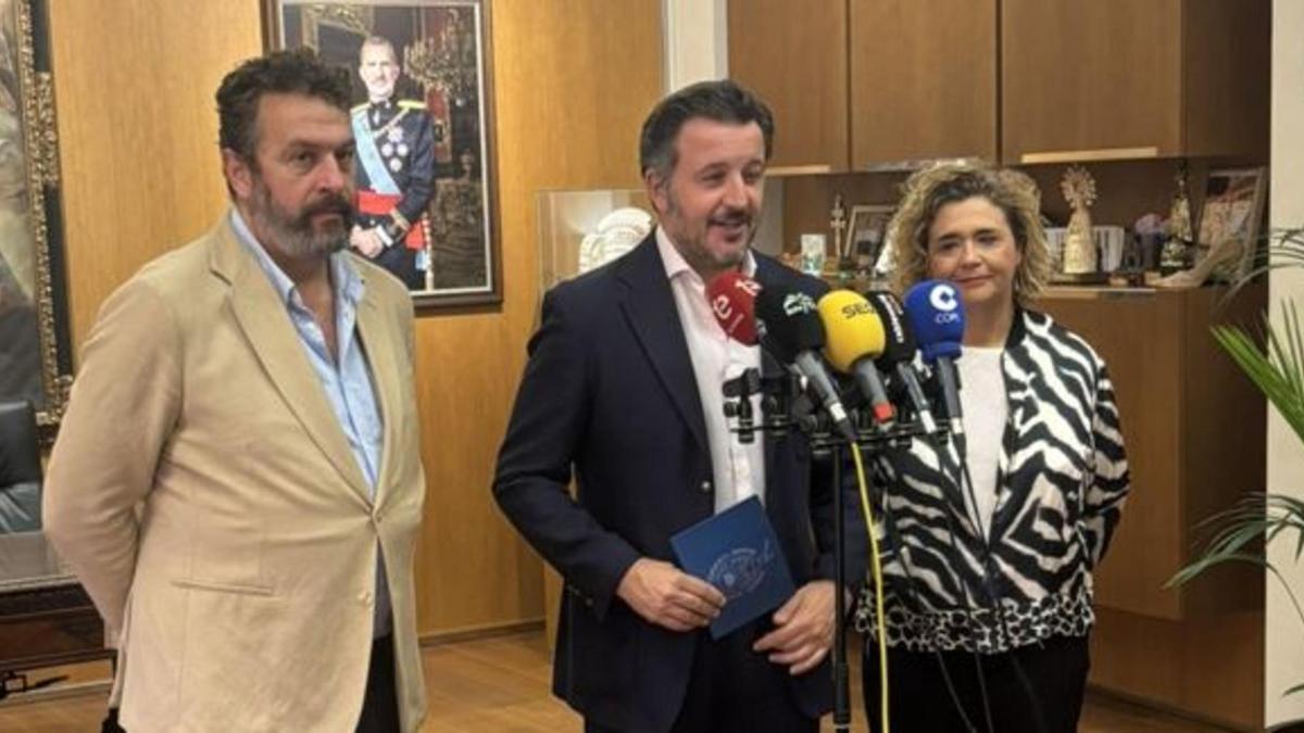El alcalde Pablo Ruz, junto al edil de Deportes y la responsable de la Fundación