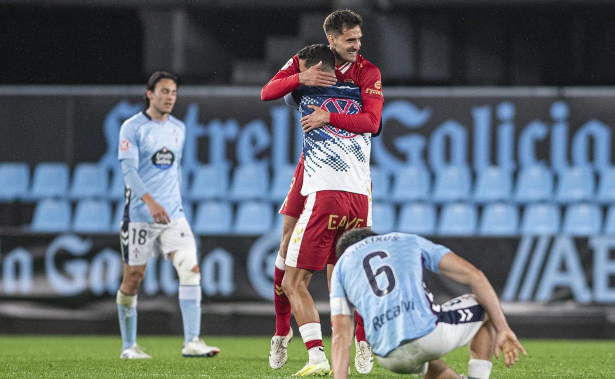 Jesús de Miguel y Maikel Mesa se felicitan tras acabar el partido del viernes en Vigo.
