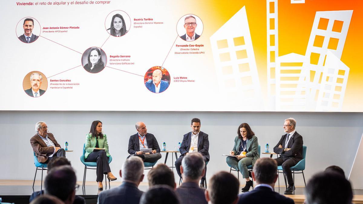 Mesa redonda con expertos en el Foro Vivienda de Aprova Lab.