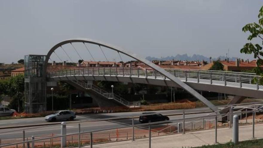 Passarel·la de la Rosaleda sobre la carretera d&#039;accés al poble