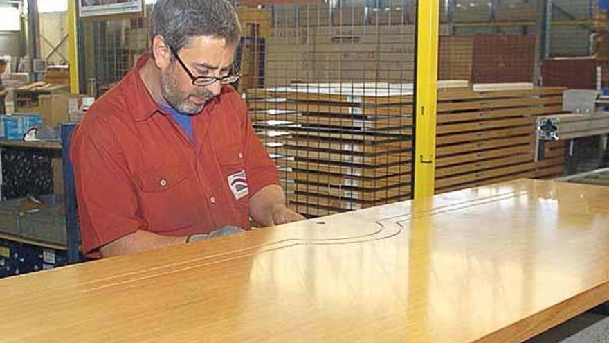 Un trabajador de Portadeza, en su nave de Botos.  // Bernabé/Javier Lalín