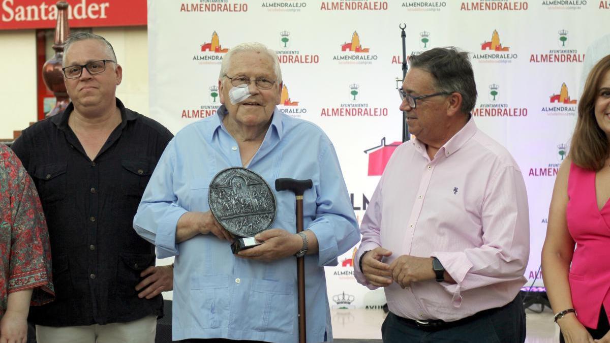 Diego Calero recibiendo el Disco de Teodosio de manos del alcalde Ramírez