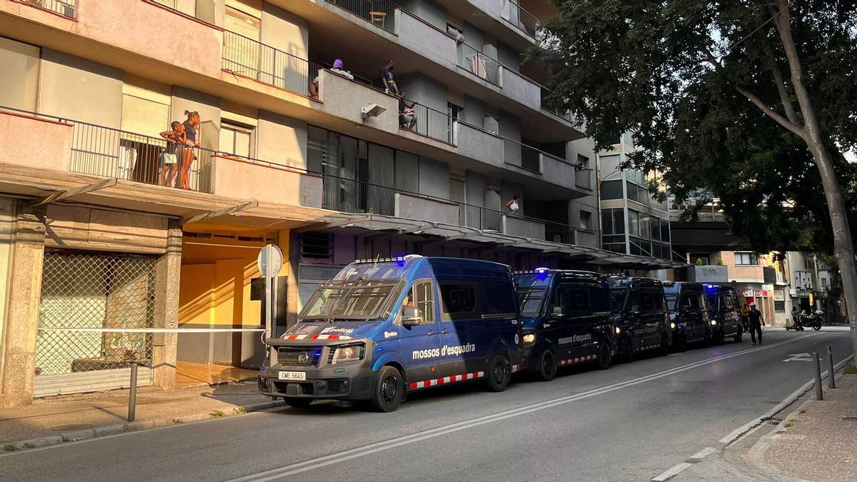 El desplegament policial per al desallotjament de l'edifici a la ronda Ferran Puig.