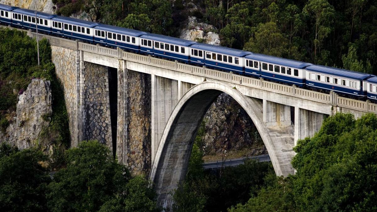 El Transcantábrico, por el puente ferroviario de Luarca; arriba, interior de su vagones. / | / J. A. O.