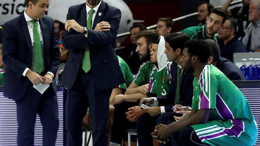 El entrenador de Unicaja, Joan Plaza, durante el partido