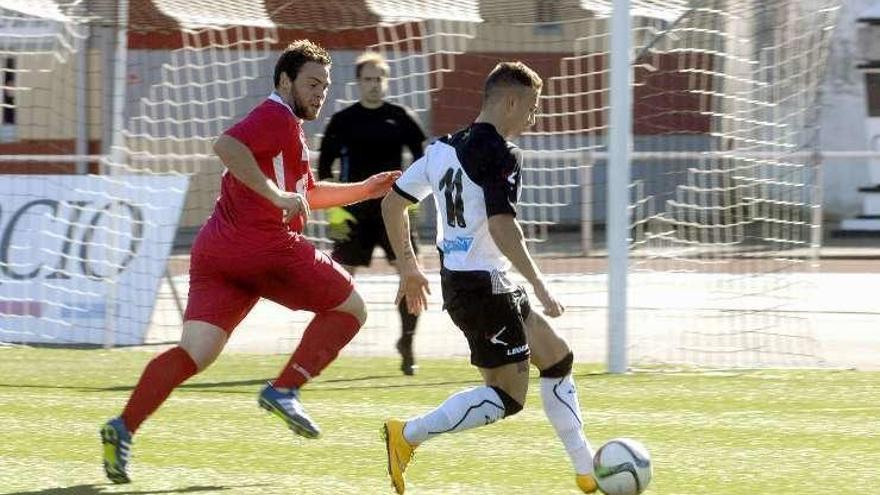 Iván Fernández controla el balón ante el tinetense Jonás