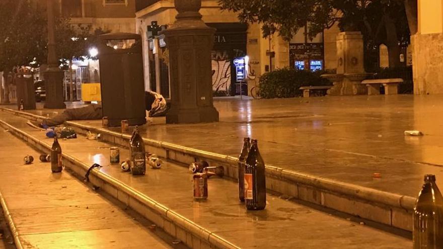 Suciedad en la plaza de la Virgen