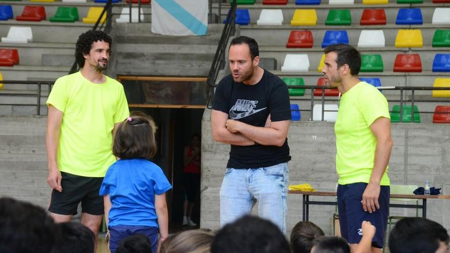 El técnico habla con una niña./GN